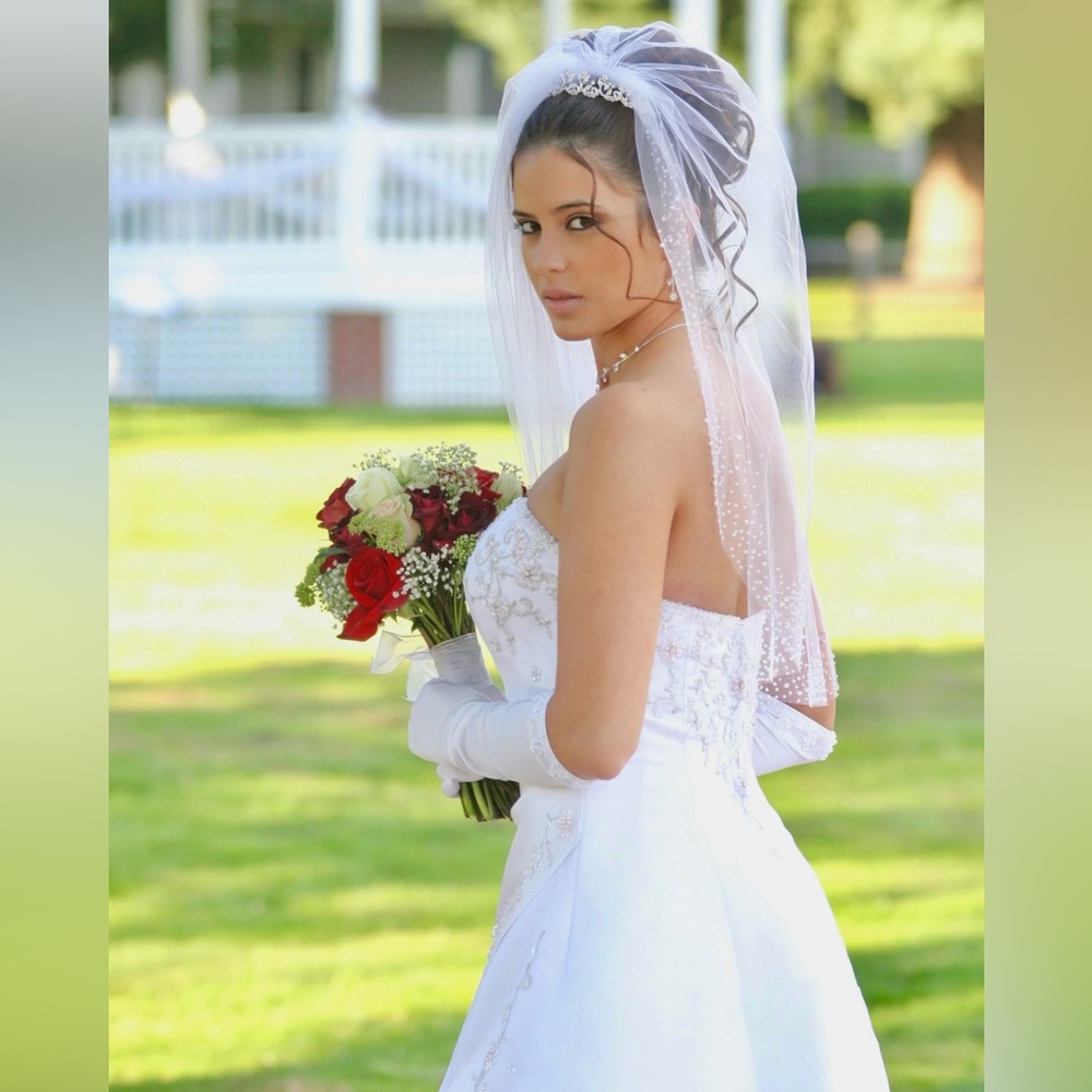 (BUNDLE!) 😍🔥 Wedding Dress, Underskirt, Veil and Bridal Gloves 🥹✨